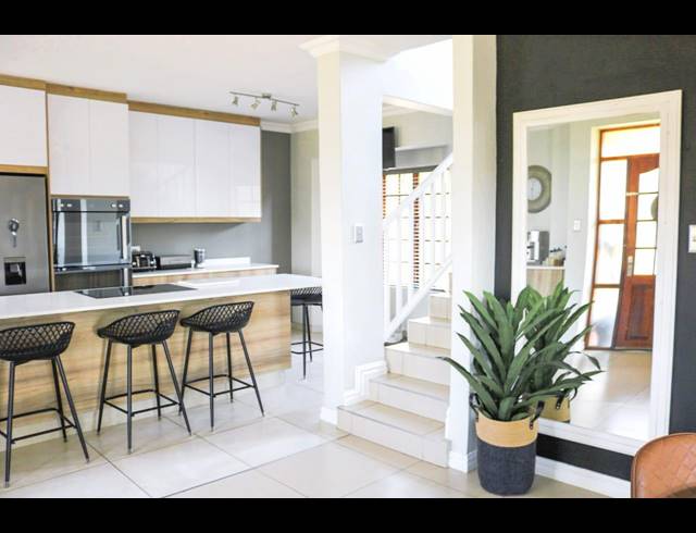 5 BEDROOM FREEHOLD SOLD IN CLIFTON HILL ESTATE